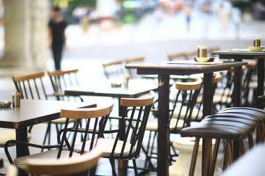 Şehirdeki bulanık arka plan sokak kafesi boş, yaz restoranı karantinası.