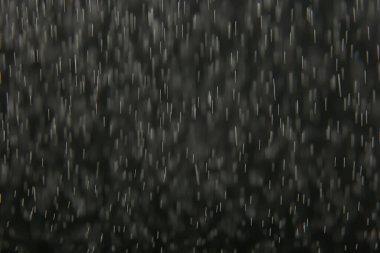 Siyah yağmurun örtülmesi için arka plan, soyut stüdyo su damlalarını düşürür