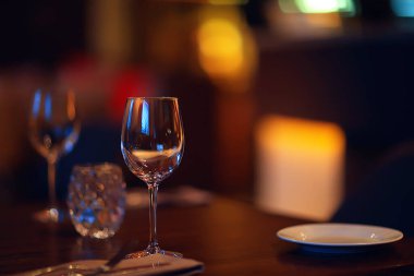 İçi cam gibi beyaz şarap restoranı, bardaki alkollü soyut akşam yemeği.