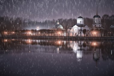 Gece şehrinde soyut sonbahar yağmuru arka planı, ekim gecesi düşen damlalar.