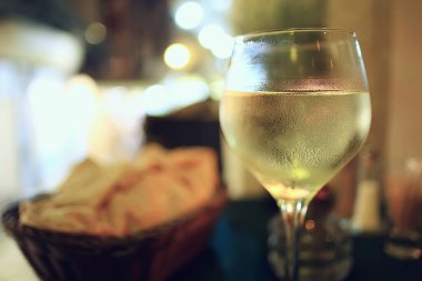 İçi cam gibi beyaz şarap restoranı, bardaki alkollü soyut akşam yemeği.