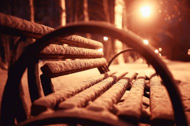 Soyut bulanık arkaplan, manzara karlı şehir caddeleri düşen kar taneleri, tatiller, kış tatilleri