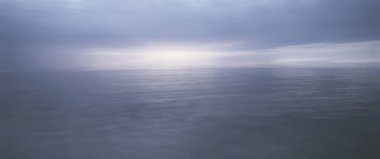 Gölde soyut gün batımı, manzara su ve gökyüzü, bulanık görüş özgürlük doğa kavramı.