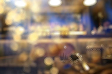 Lokantada bir akşam, bulanık bir arka plan, bokeh, alkol konsepti, bir barda şarap kadehi.