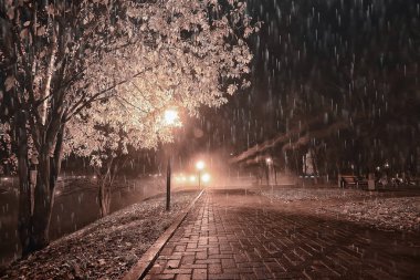 Gece şehrinde soyut sonbahar yağmuru arka planı, ekim gecesi düşen damlalar.