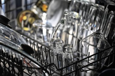 Bulaşık makinesinde bulaşıklar, ev tarzı yaşam tarzı, temizlik ve kolaylık arka planı