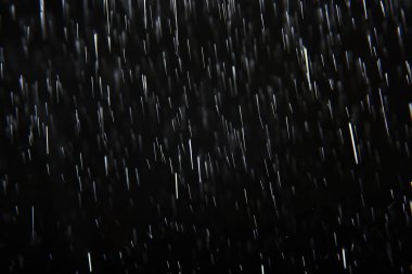 Siyah yağmurun örtülmesi için arka plan, soyut stüdyo su damlalarını düşürür