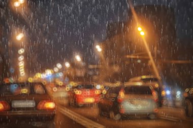 Gece kentinde araba trafiği, arabadan manzara, soyut arka plan ışıkları.