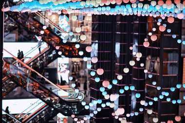 Alışveriş merkezi ışıklandırma manzarası, çelenk lambaları, ışık tasarımı