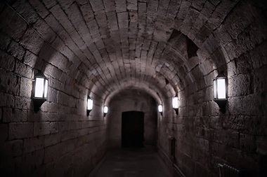 kale tüneli manzarası, kasvetli yeraltı geçiş perspektifi, eski Avrupa kalesi, soyut görüş