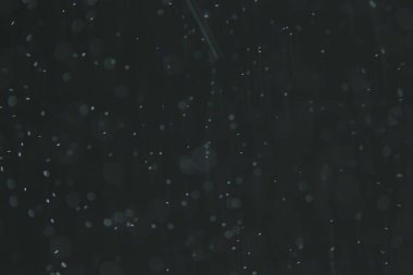 Siyah yağmurun örtülmesi için arka plan, soyut stüdyo su damlalarını düşürür