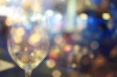 Lokantada bir akşam, bulanık bir arka plan, bokeh, alkol konsepti, bir barda şarap kadehi.