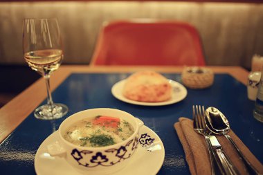 Romantik yemek masası dekorasyonu, soyut bar masa yemeği ve şarap geçmişi.