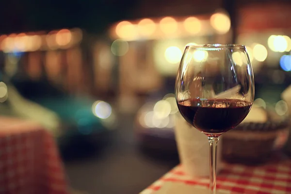Verre Abstrait Alcool Apéritif Dans Restaurant Intérieur Fond Vin Rouge — Photo