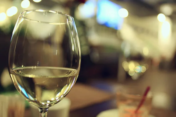 Szklane Białe Wino Wnętrza Restauracji Abstrakcyjna Kolacja Wieczorna Alkoholem Barze — Zdjęcie stockowe