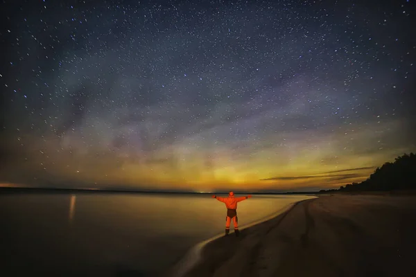 Aurora Boreale Solitario Uomo Lungolago Bella Natura Notte Cielo Paesaggio — Foto Stock