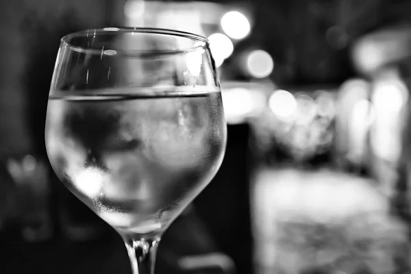 Glas Vitt Vin Restaurang Interiör Abstrakt Kväll Middag Med Alkohol — Stockfoto