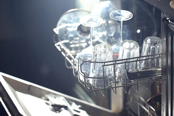 开放式洗碗机中的菜肴 家庭式生活方式 清洁方便的背景 — 图库照片