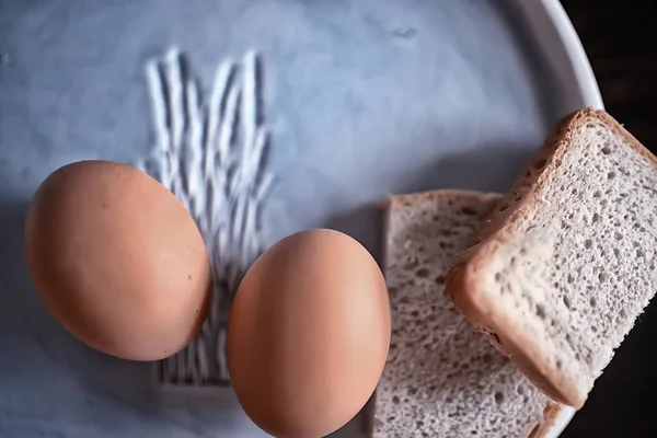 早餐盘中煮熟的鸡蛋 抽象的早晨食物背景 自制食物的生活方式 — 图库照片