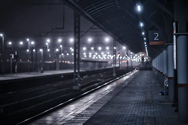 Demiryolu Sonbaharda Tren Istasyonundaki Gece Manzarasını Izler — Stok fotoğraf