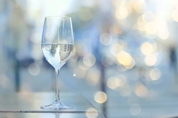 Glas Vitt Vin Restaurang Interiör Abstrakt Kväll Middag Med Alkohol — Stockfoto