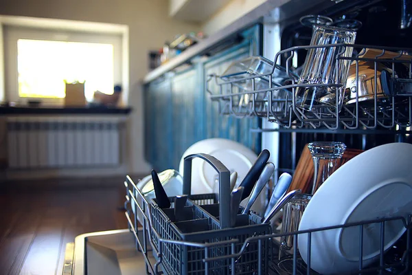 キッチンで食器洗い機を開きキッチンライフスタイルビューで皿をきれいにし — ストック写真