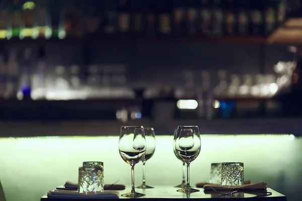 罗曼蒂克餐厅餐桌设置 背景在抽象的酒吧餐桌食物和葡萄酒 — 图库照片