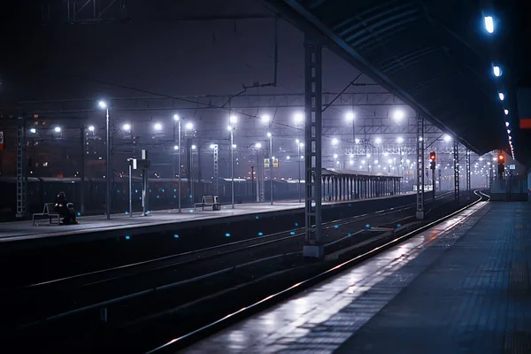 Demiryolu Sonbaharda Tren Istasyonundaki Gece Manzarasını Izler — Stok fotoğraf