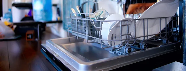 在厨房里打开洗碗机 在厨房里打开碗碟 从厨房的生活方式看干净盘子 — 图库照片