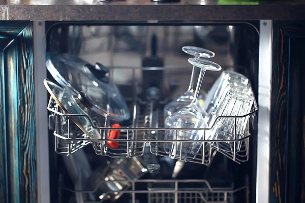 オープン食器洗い機 ホームスタイルのライフスタイル 清潔さと利便性の背景にある料理 — ストック写真