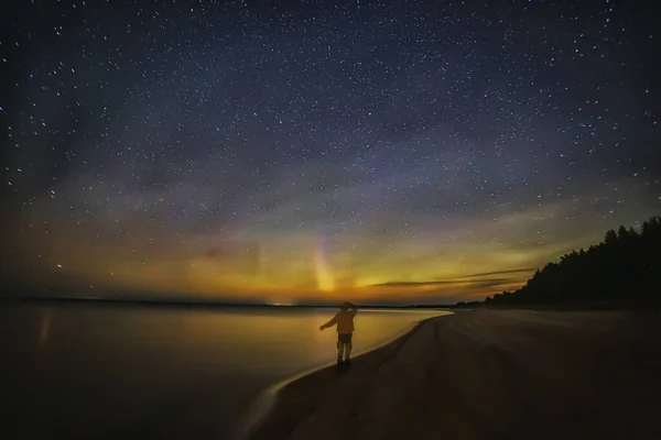 Aurora Boreale Solitario Uomo Lungolago Bella Natura Notte Cielo Paesaggio — Foto Stock