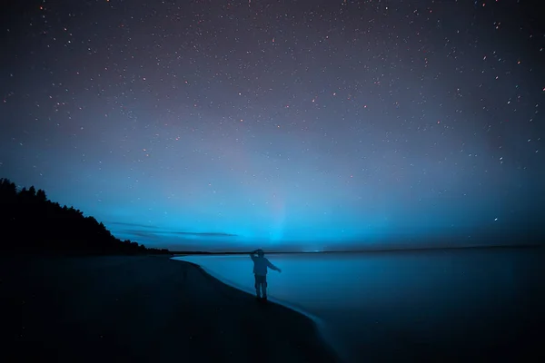 Zorza Polarna Samotny Człowiek Jezioro Piękny Natura Noc Niebo Krajobraz — Zdjęcie stockowe