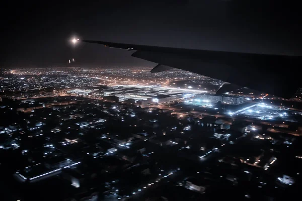 비행기에서 도시의 위에서 비행기 여행을 — 스톡 사진