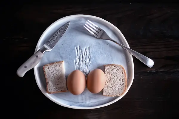 早餐盘中煮熟的鸡蛋 抽象的早晨食物背景 自制食物的生活方式 — 图库照片