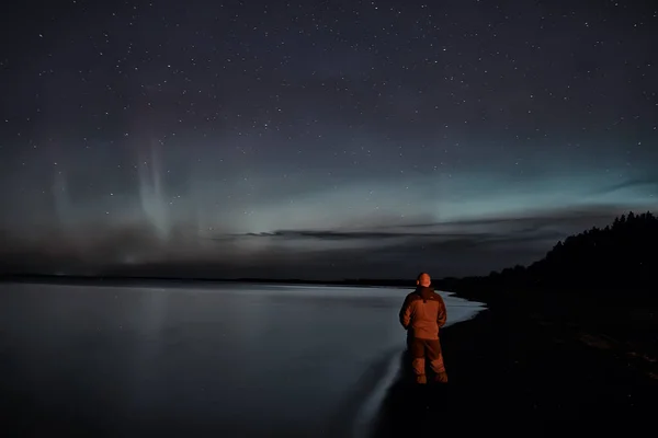 Északi Fény Magányos Ember Partján Gyönyörű Természet Éjszakai Táj — Stock Fotó