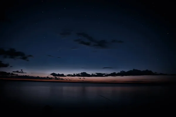 湖と水と空の抽象的な夕日ぼやけた景色自由の自然概念 — ストック写真