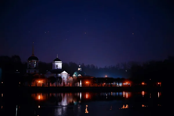 ロシア川の近くの夜景教会ロシアの抽象的な歴史的景観建築キリスト教観光 — ストック写真
