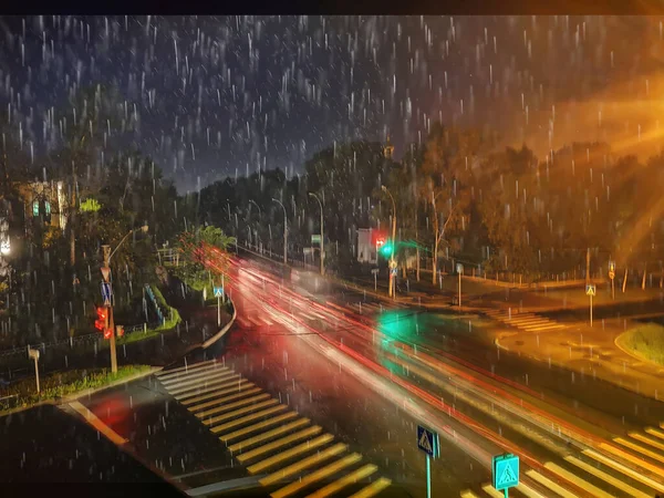 Eső Városi Közlekedési Autók Éjszakai Kilátás Városra Forgalomáramlás Városi Lámpák — Stock Fotó