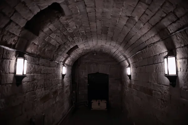 城トンネルビュー暗い地下通路の視点古いヨーロッパの城抽象的な景色 — ストック写真