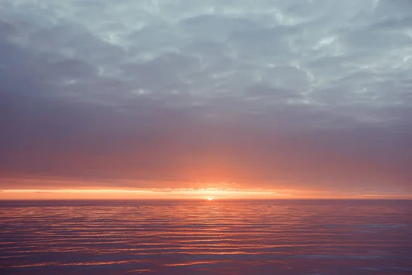 Abstrakter Sonnenuntergang See Landschaft Wasser Und Himmel Verschwommene Sicht Freiheit — Stockfoto