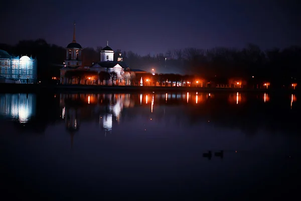 ロシア川の近くの夜景教会ロシアの抽象的な歴史的景観建築キリスト教観光 — ストック写真