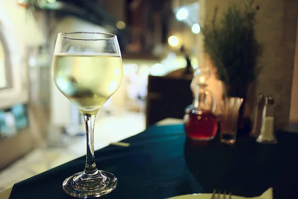 Glas Witte Wijn Restaurant Interieur Abstracte Avond Diner Met Alcohol — Stockfoto