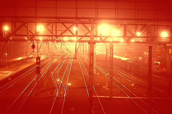 Железнодорожные Пути Ночной Пейзаж Железнодорожном Вокзале Туман Осенью — стоковое фото