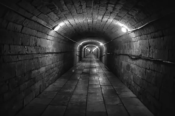 城トンネルビュー暗い地下通路の視点古いヨーロッパの城抽象的な景色 — ストック写真