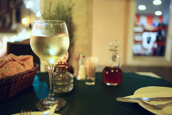 Glas Witte Wijn Restaurant Interieur Abstracte Avond Diner Met Alcohol — Stockfoto