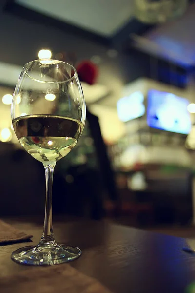 玻璃白葡萄酒餐厅内部 抽象晚餐与酒精在酒吧 — 图库照片