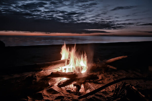 абстрактный закат на озере, ландшафтная вода и небо, размытый взгляд на свободу
