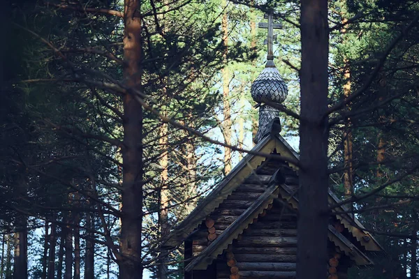 Liten Träkyrka Skogen Sommarlandskap Infödda Ortodoxa Tro Koncept — Stockfoto