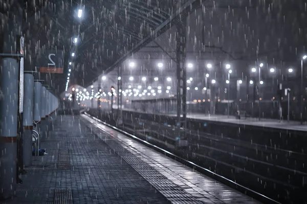 铁路轨道夜景在火车站的浓雾中秋天 — 图库照片