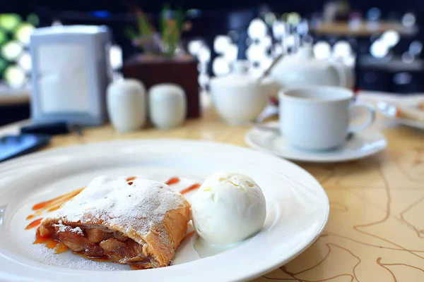 Österrikiska Strudel Med Glass Ett Café Dessert Restaurang Bakgrund — Stockfoto